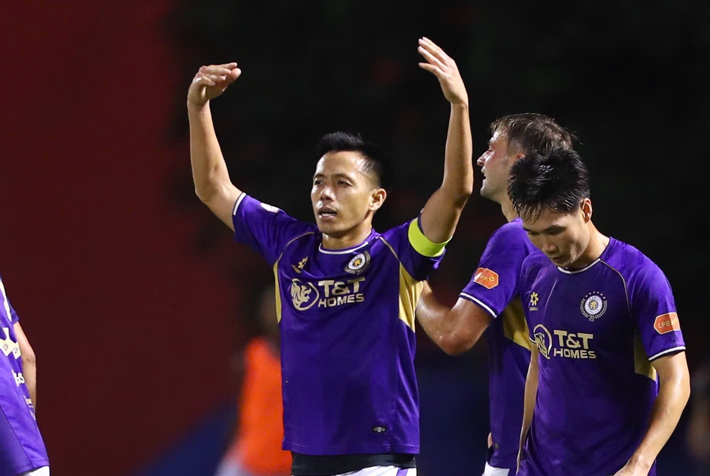 Thang kich tinh Ninh Binh, CLB Ha Noi ap sat top 3 hinh anh