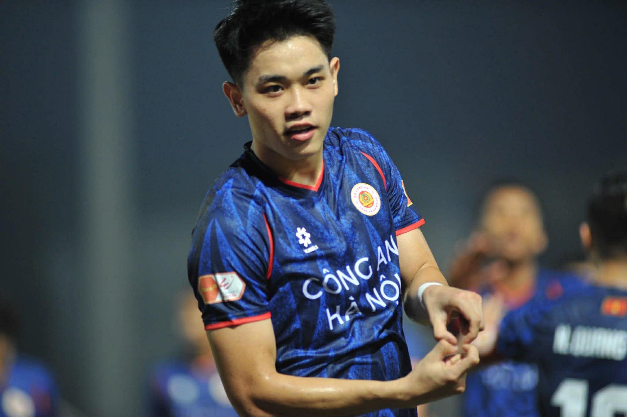 Dinh Bac ghi ban 5 tran lien tiep hinh anh