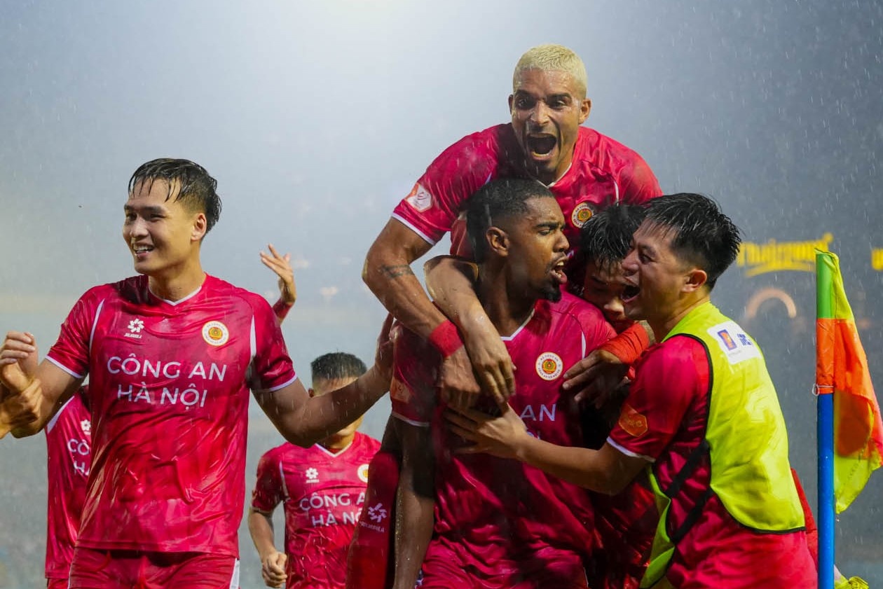 Nha vo dich chua tung co trong lich su V.League hinh anh