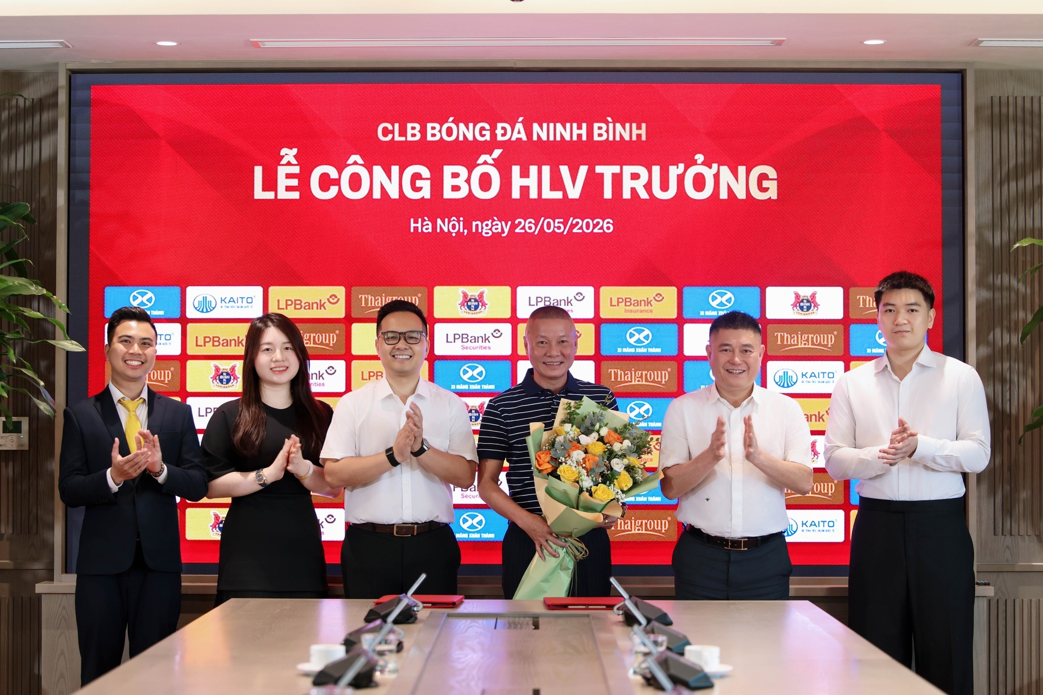 HLV giau thanh tich nhat lich su V.League gia nhap Ninh Binh hinh anh