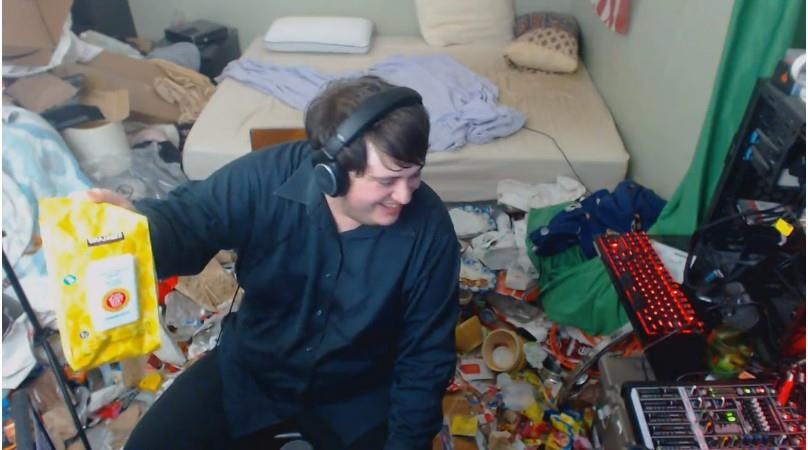 Can canh can phong 14 nam khong don dep cua mot streamer hinh anh