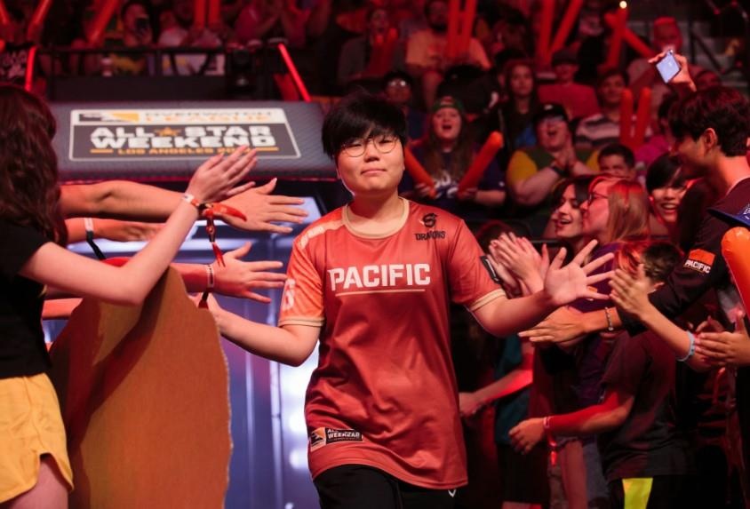 Nu game thu bi to gian lan vi choi qua hay hinh anh