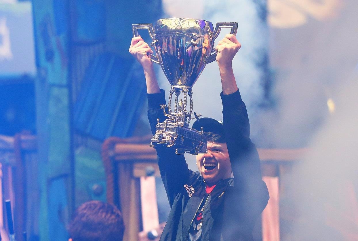 Nha vo dich Fortnite tuoi teen kiem nhieu tien hon huyen thoai golf hinh anh