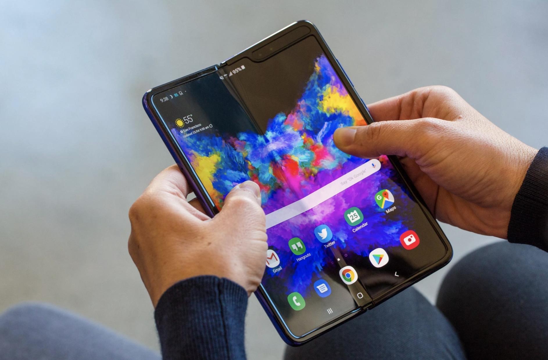 Galaxy Fold ra mat cung luc iPhone la tro khon kheo cua Samsung? hinh anh