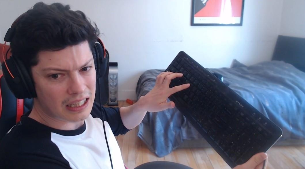 Ban phim ban kinh di khien streamer noi tieng bi 'nem da' hinh anh