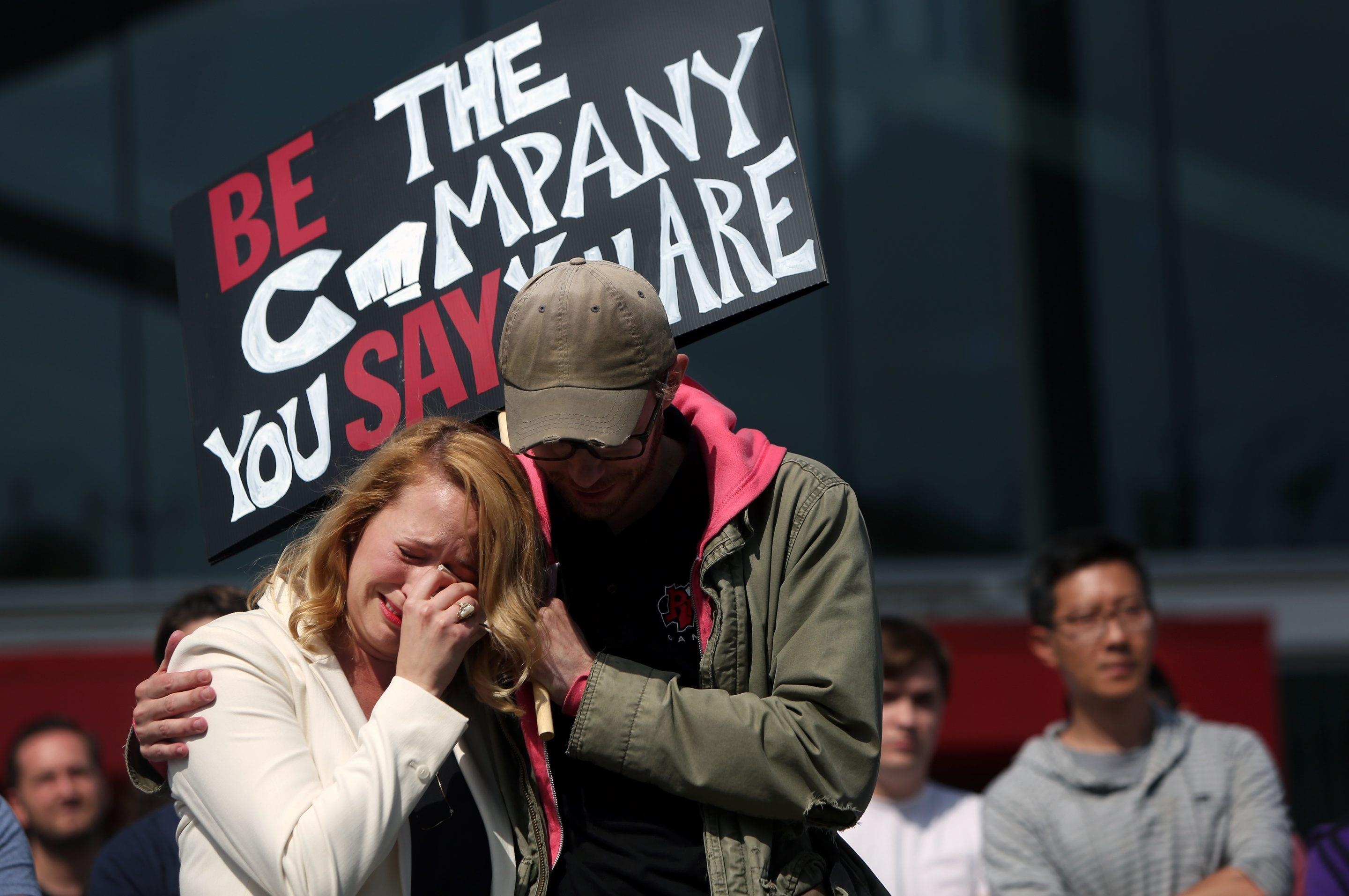 'Cha de' game LMHT bi to quyt luong nhan vien hinh anh