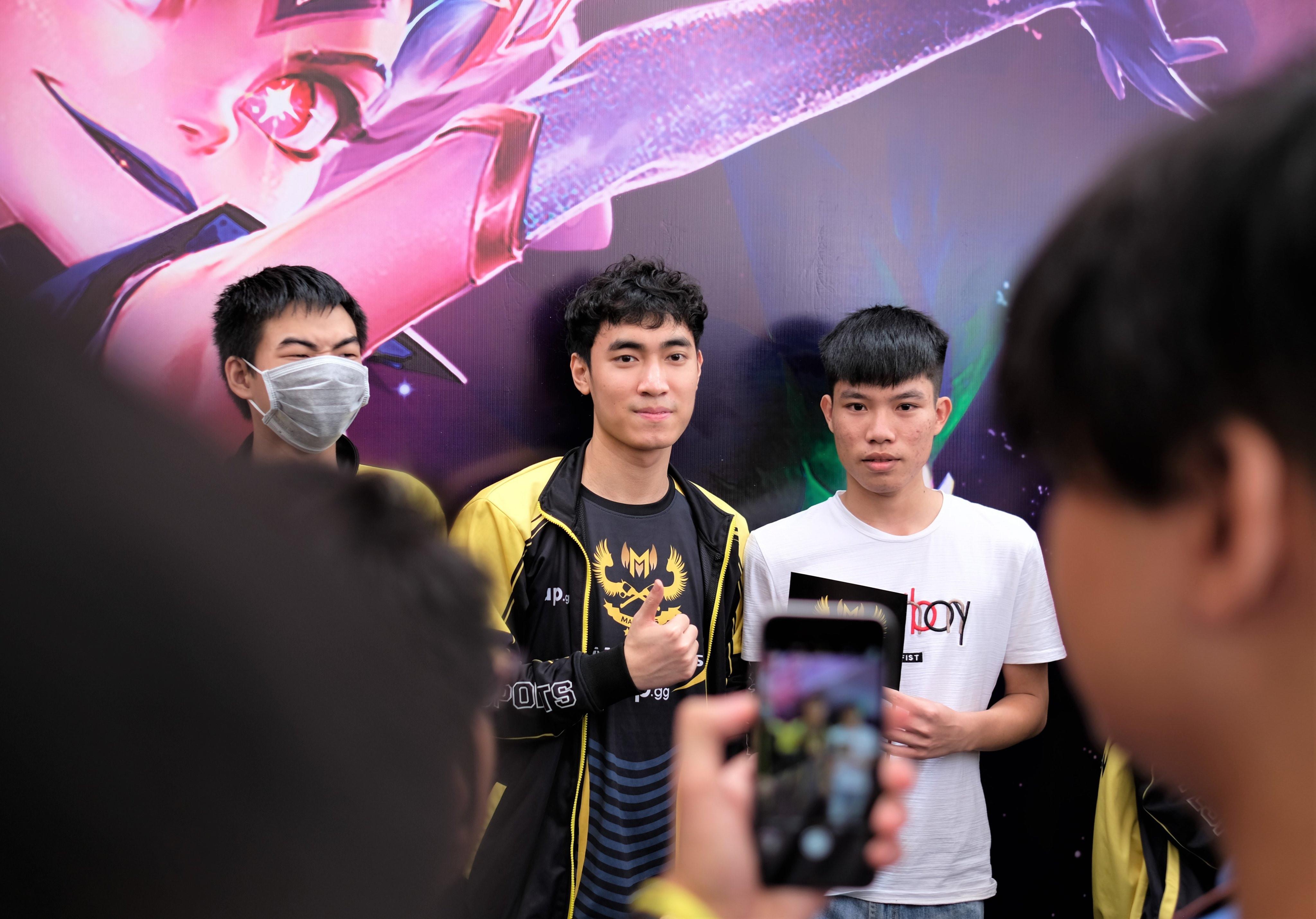 GAM toi som 2 tieng giao luu cung fan, tu tin doi dau Team Flash hinh anh