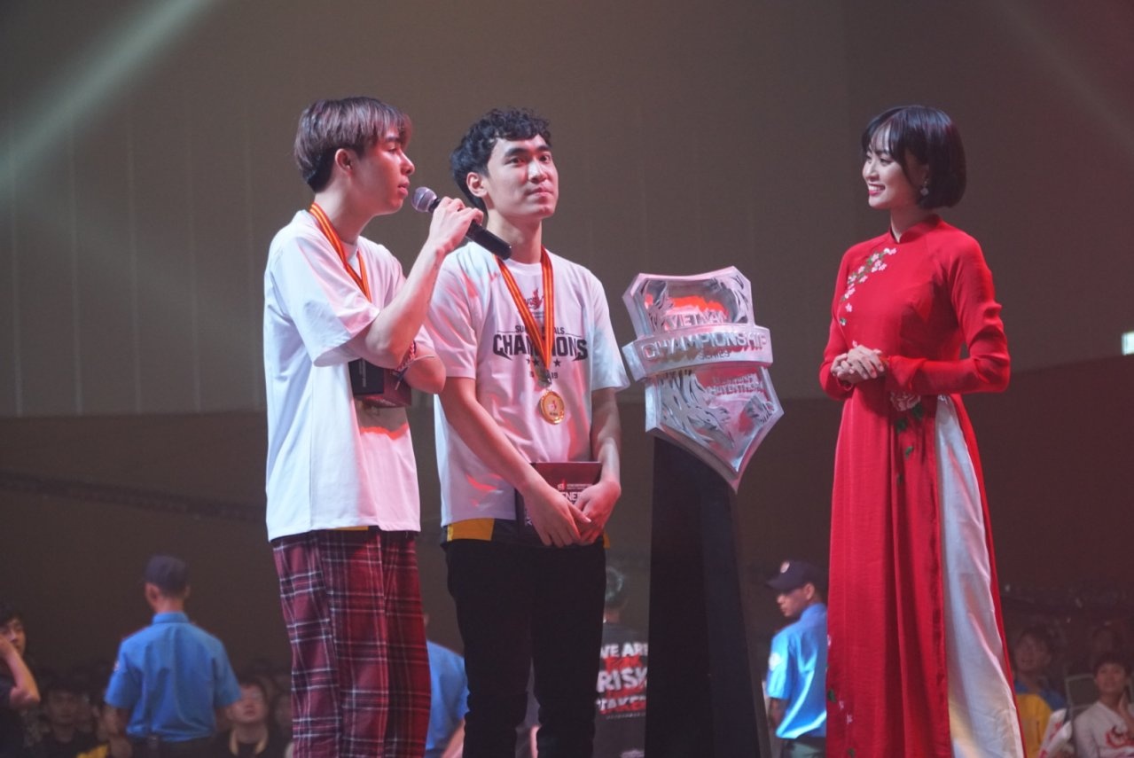 gam gui chien thu den nha cuu vo dich the gioi anh 3