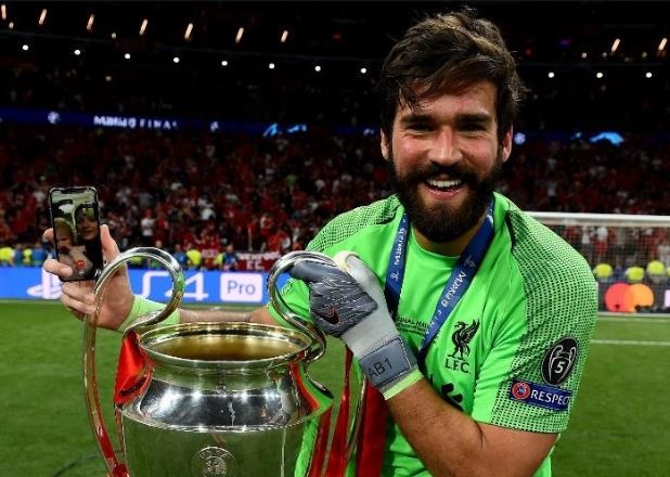 Alisson Becker se tro lai trong tran gap Man United hinh anh