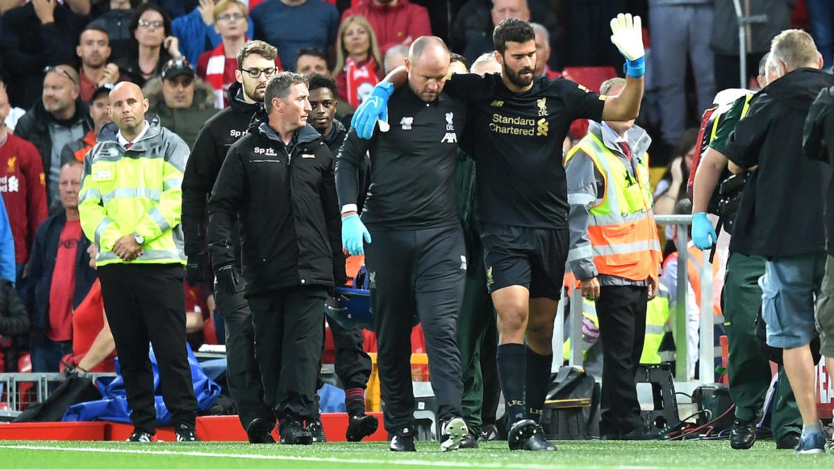 alisson tro lai trong tran gap man united anh 1