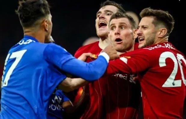 Ly do cau thu Liverpool va Leicester xo xat cuoi tran hinh anh
