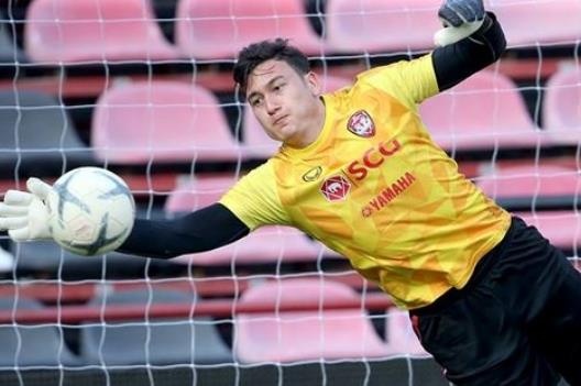 Van Lam tap luyen cung Muangthong ngay khi quay lai Thai Lan hinh anh