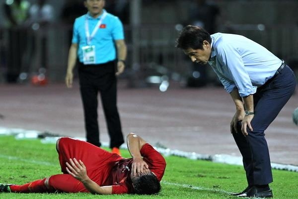 HLV Nishino chi trich trung ve Bui Tien Dung hinh anh