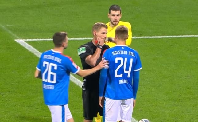 Doi bong Duc bi phat penalty vi loi hiem gap hinh anh