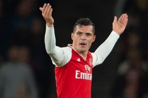 Xhaka phan ung vi bi CDV Arsenal doi be chan hinh anh