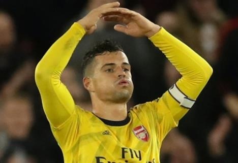 Xhaka bi tuoc bang doi truong sau vu lum xum voi CDV Arsenal hinh anh