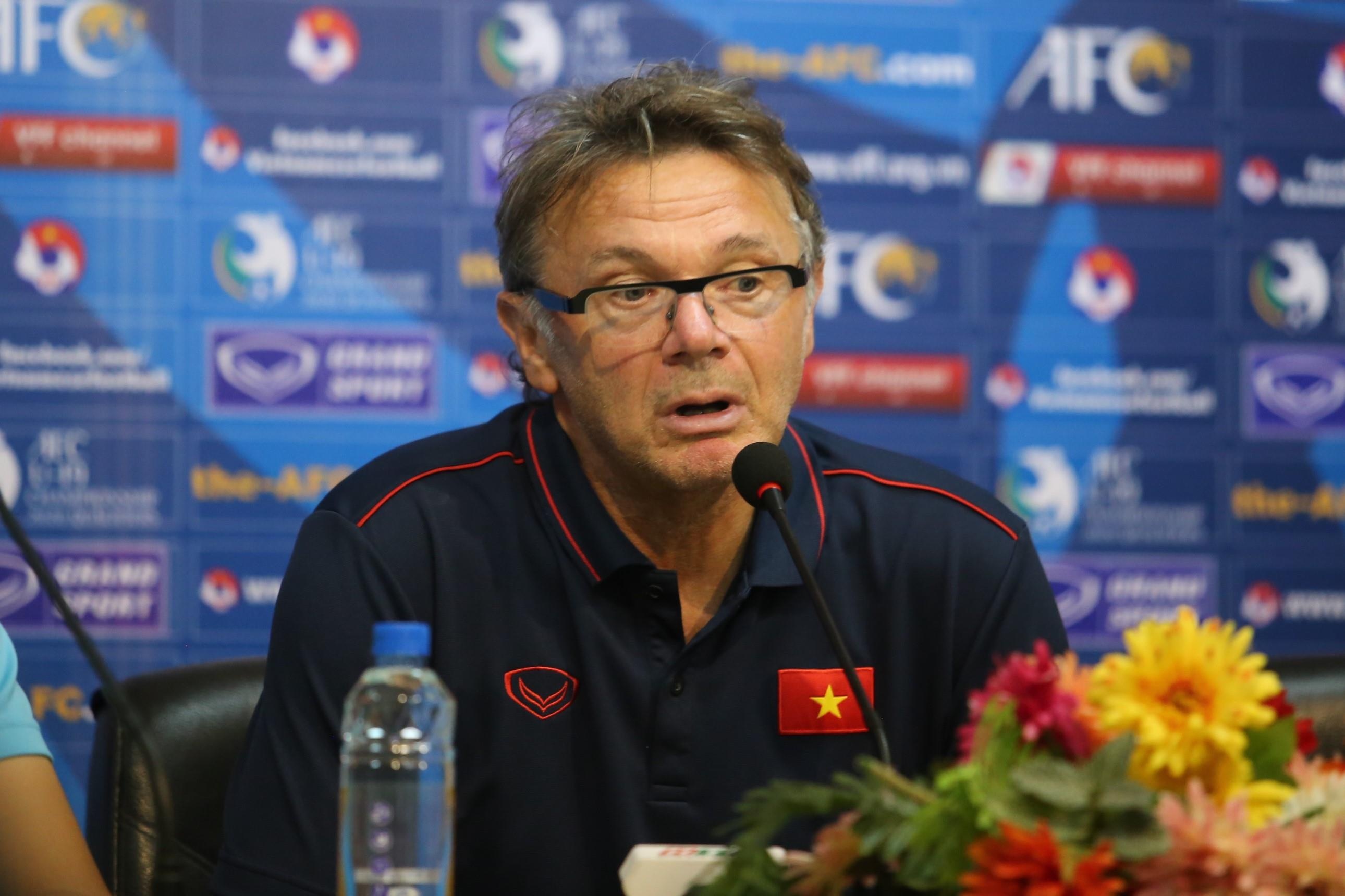 HLV Troussier: 'Ca 2 doi deu co tinh toan rieng sau tam the do' hinh anh