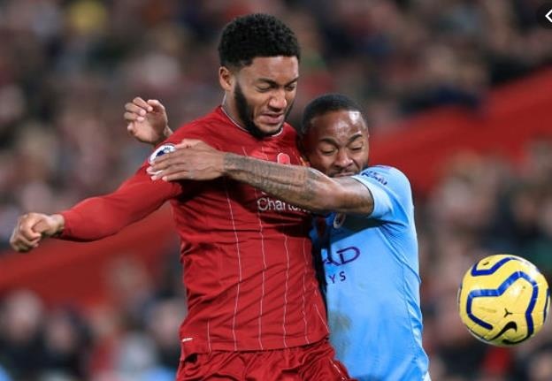 Sterling len tieng ve vu xich mich voi cau thu Liverpool hinh anh