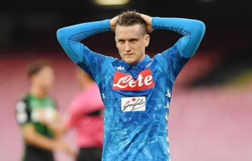 Gia dinh cac cau thu Napoli bi CDV tan cong hinh anh