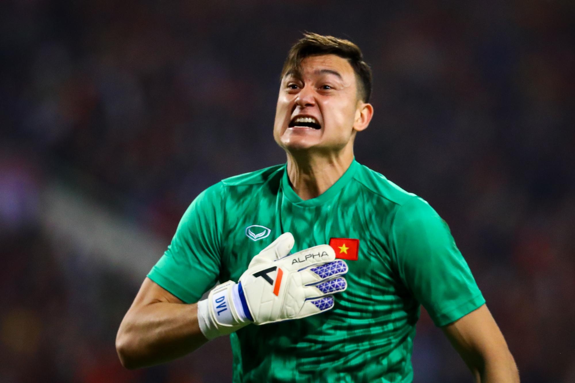 Van Lam hon quoc ky sau khi can penalty hinh anh