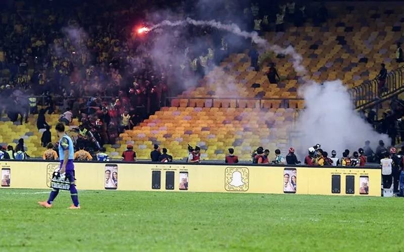 41 CDV bi bat vi dot phao sang tren san Bukit Jalil hinh anh