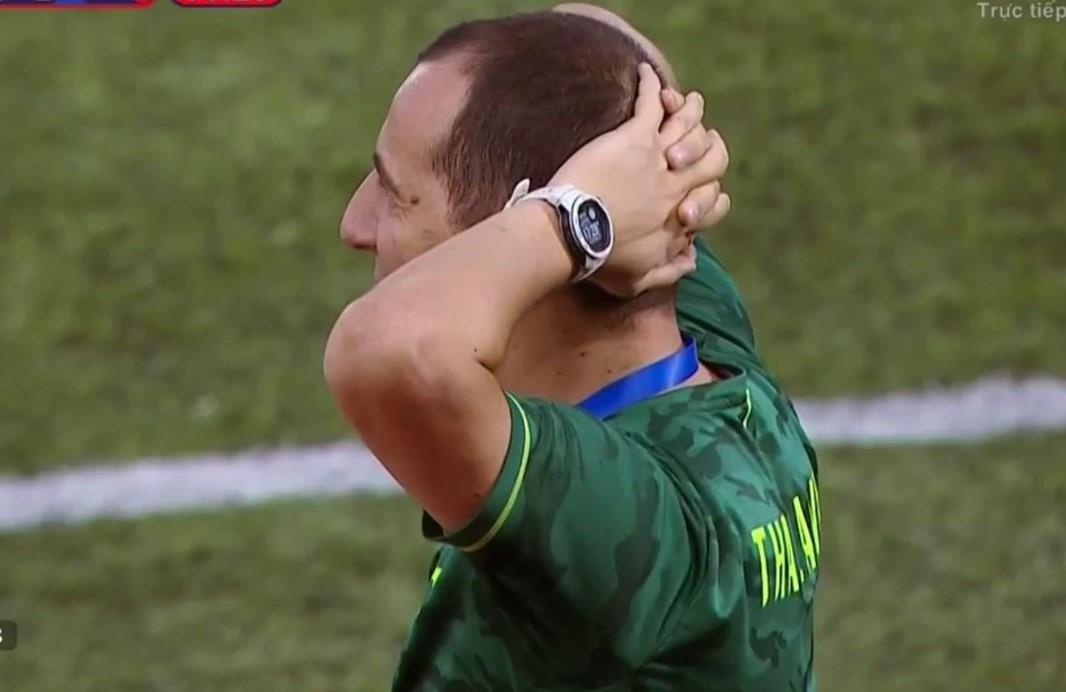 Tro ly HLV Thai Lan om dau tiec nuoi khi U22 Viet Nam da lai penalty hinh anh