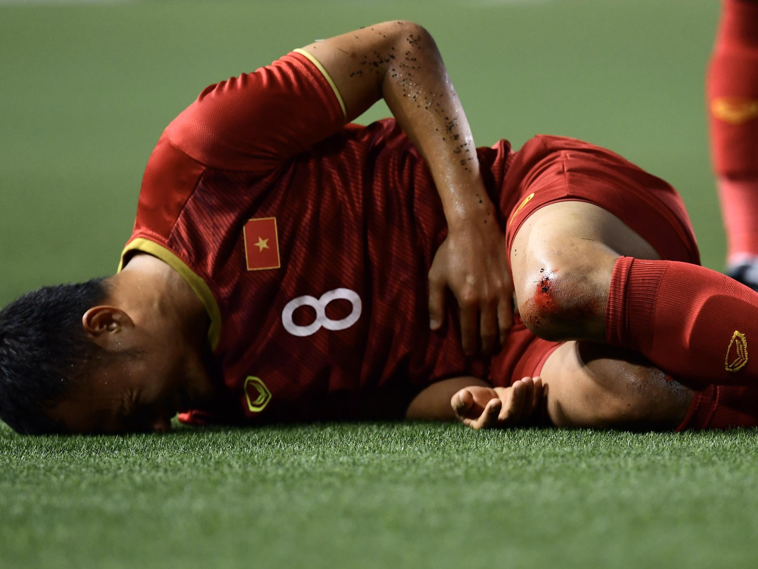 Cau thu Campuchia chu dong pham loi voi U22 Viet Nam hinh anh