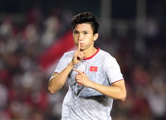 Fan Indonesia tan cong trang ca nhan cua Van Hau hinh anh