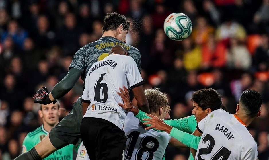 Courtois: 'Doi thu lo lang khi toi tham gia tan cong' hinh anh