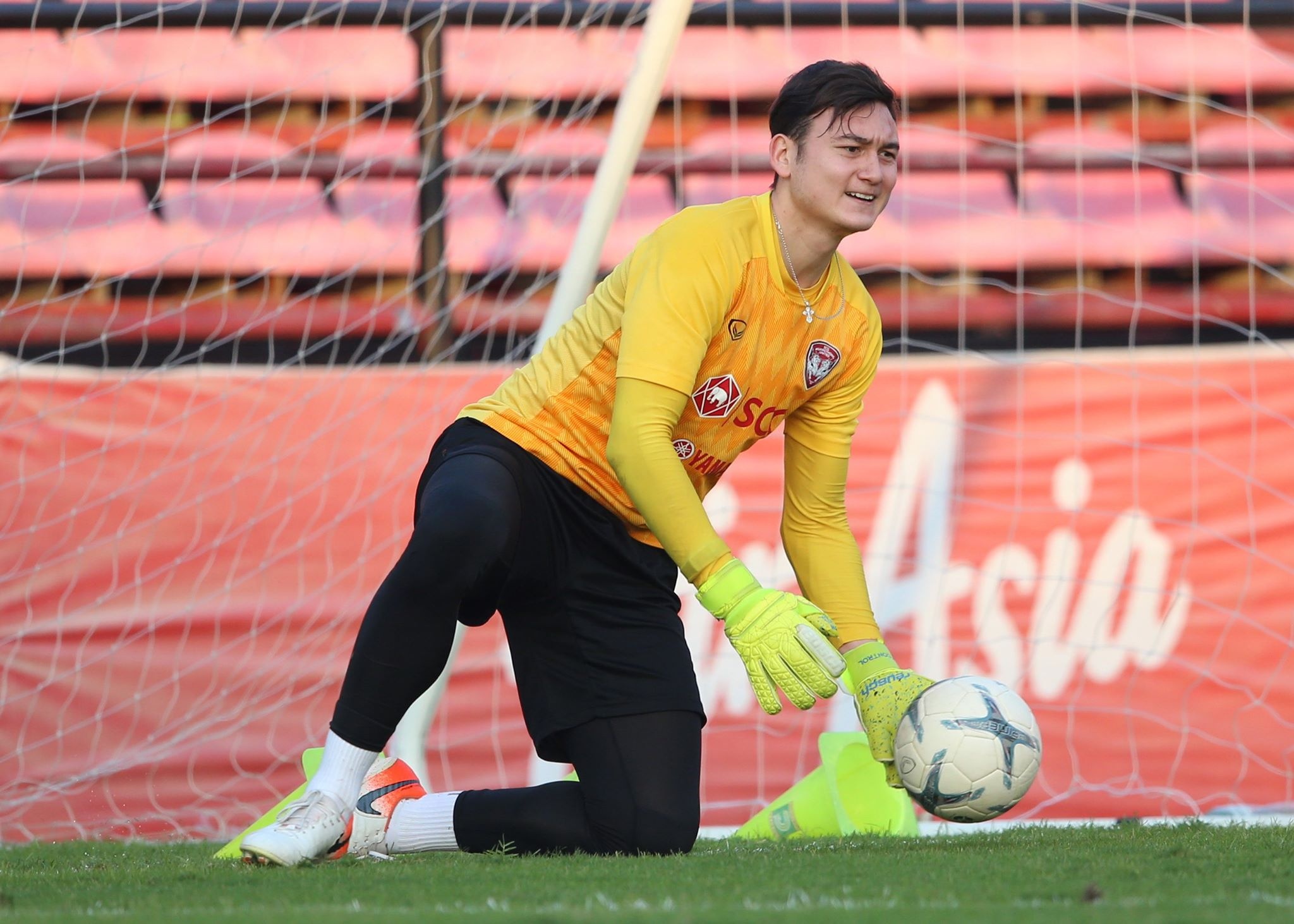 Dang Van Lam tro ve hoi quan cung Muangthong United hinh anh