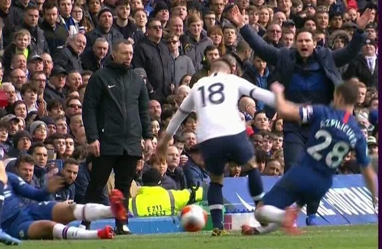 Trung tam VAR thua nhan sai lam vi khong duoi hoc tro Mourinho hinh anh