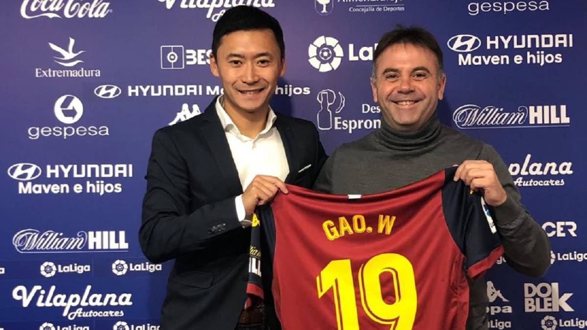 Doi bong Tay Ban Nha trao nham so ao da treo de tri an Reyes hinh anh