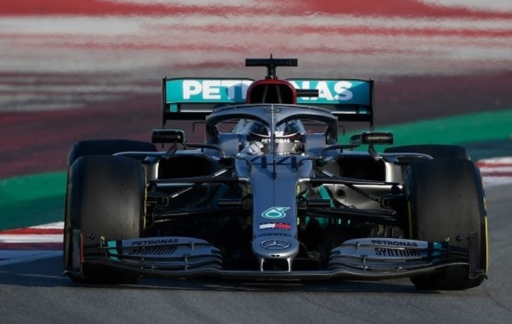 Mercedes the hien su vuot troi sau dot dua thu o Barcelona hinh anh