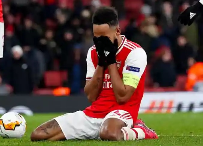 Aubameyang khoc trong ngay Arsenal chia tay Europa League hinh anh