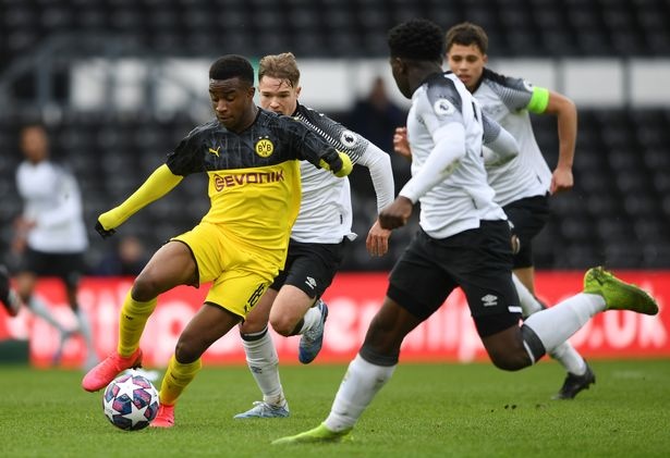 Tien dao 15 tuoi sap duoc len doi mot Dortmund hinh anh