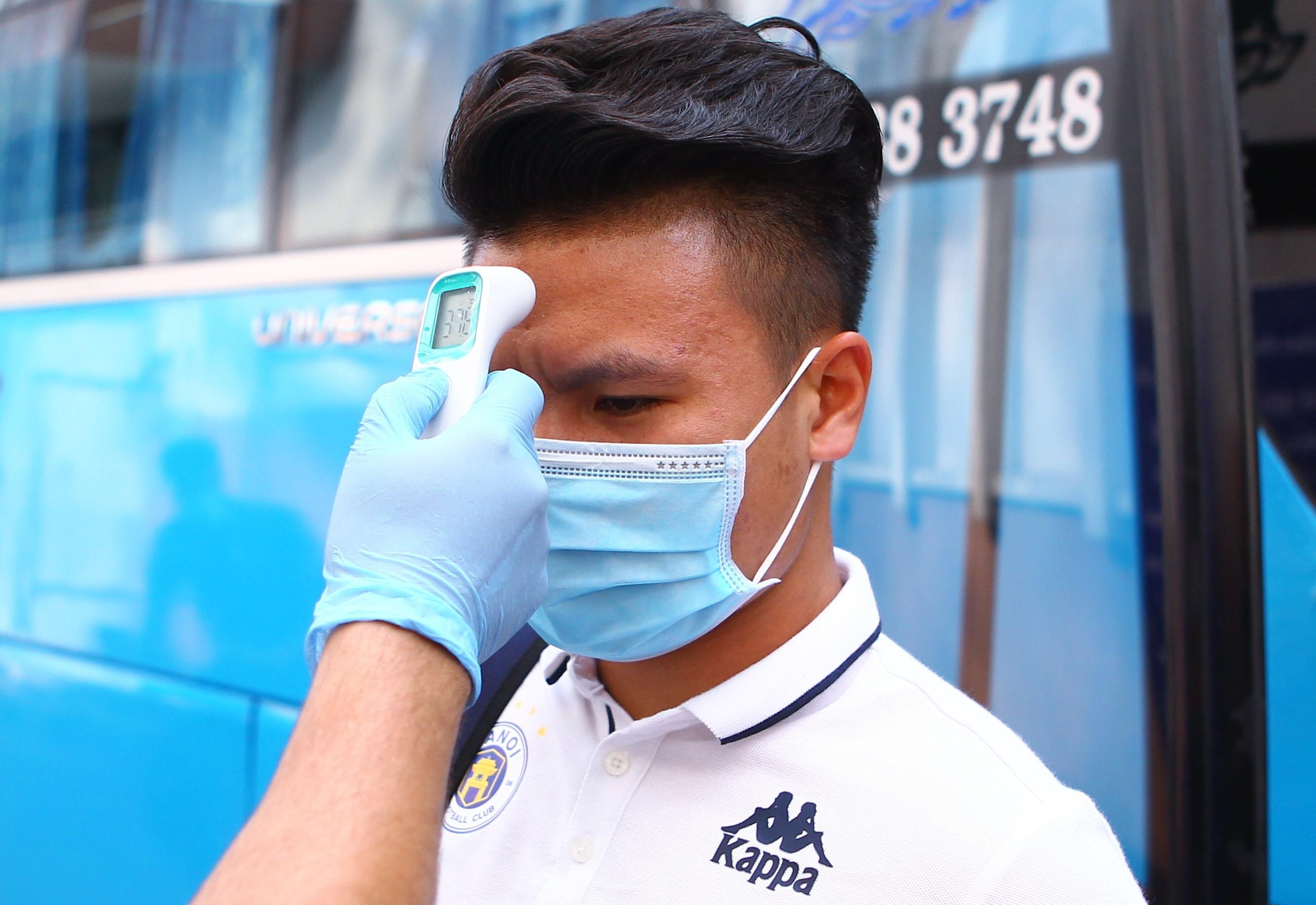 Quang Hai co muc than nhiet 37,8 do C truoc tran sieu cup hinh anh