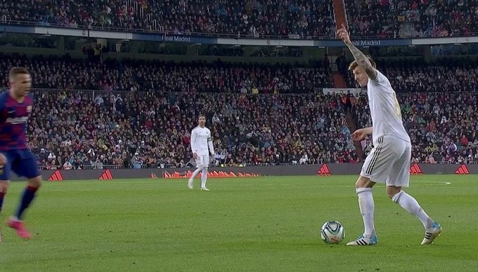 Kroos chi Vinicius chay cho de ghi ban vao luoi Barca hinh anh