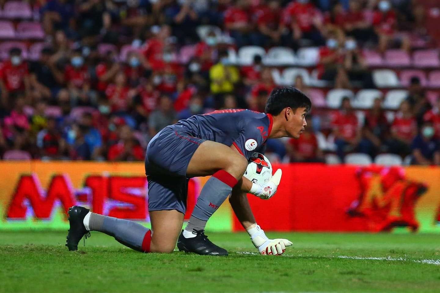 Thu mon Muangthong United tiet lo bi quyet danh bai Van Lam hinh anh