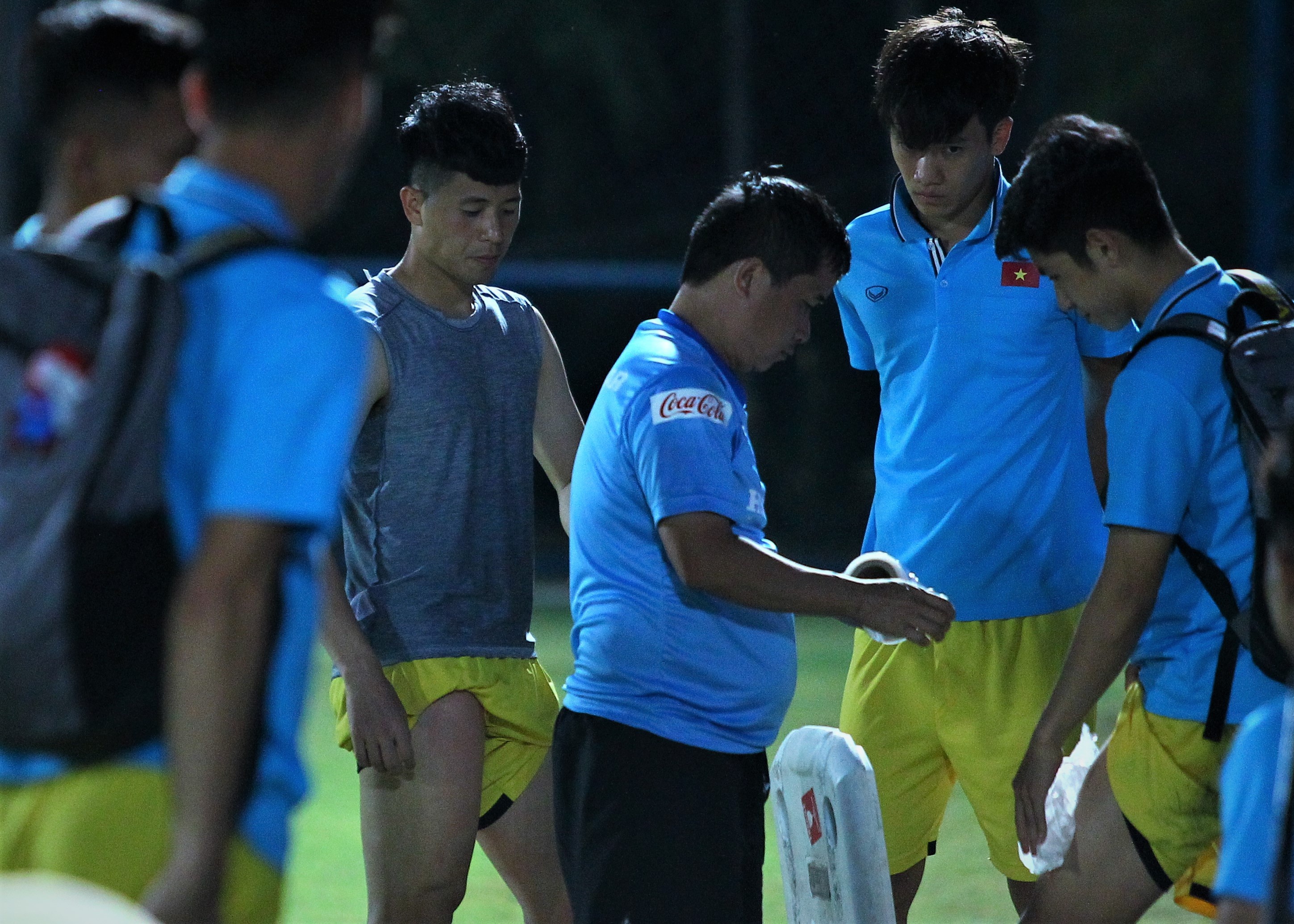 Bac si Duc che phuong phap hoi phuc cua cau thu Viet hinh anh