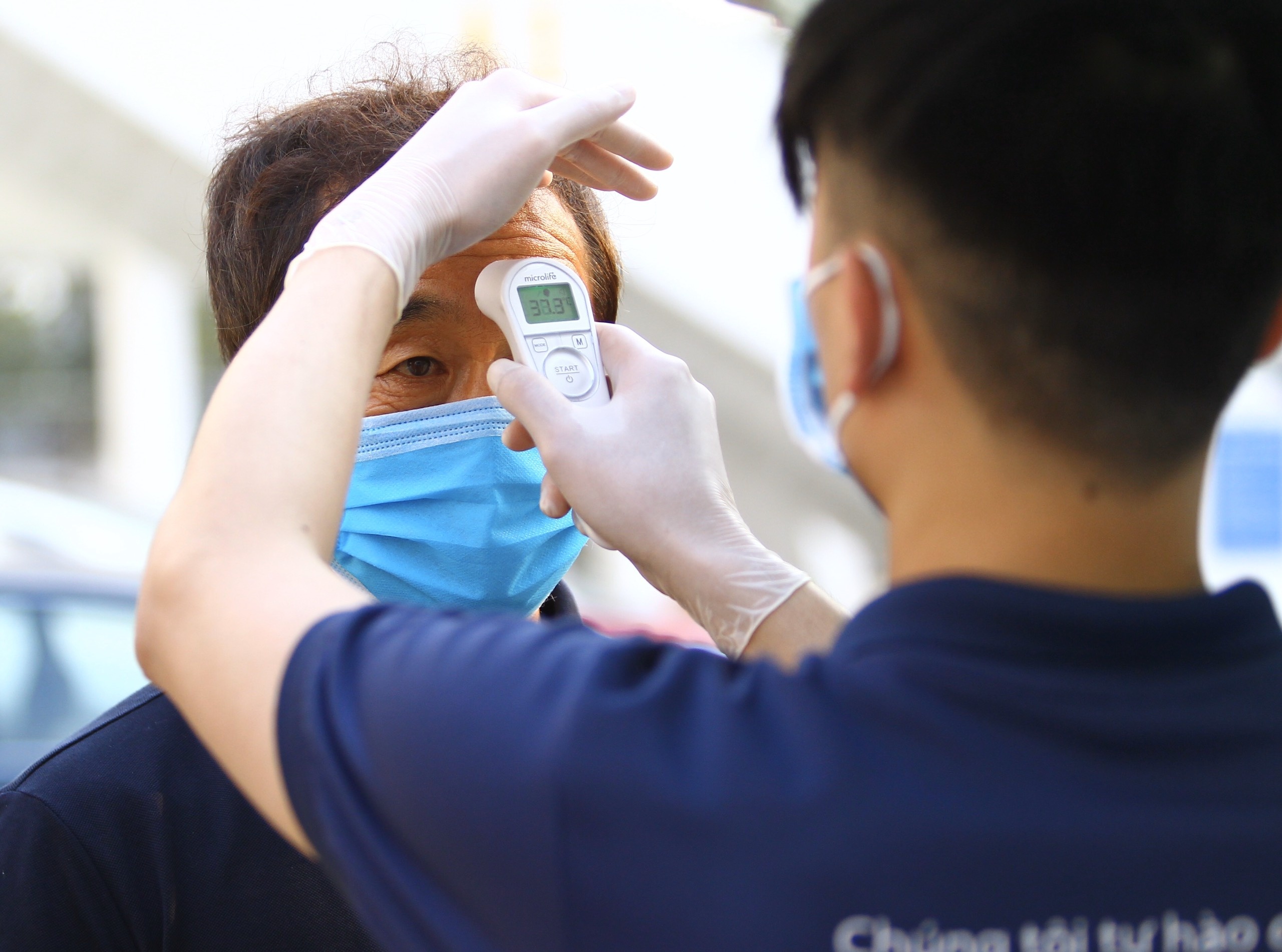 Tro ly cua HLV Park gap rac roi voi may do than nhiet hinh anh