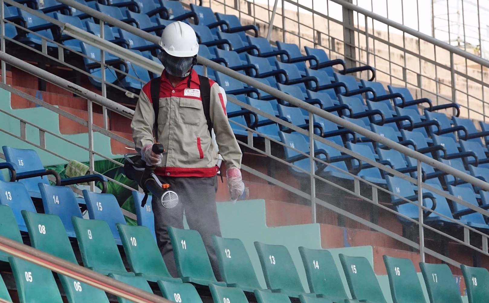 San Thong Nhat duoc phun khu khuan truoc tran dau co HLV Park du khan hinh anh