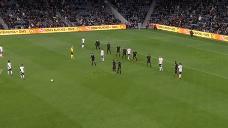 Hau ve tai MLS sut phat thanh ban nhu Roberto Carlos hinh anh