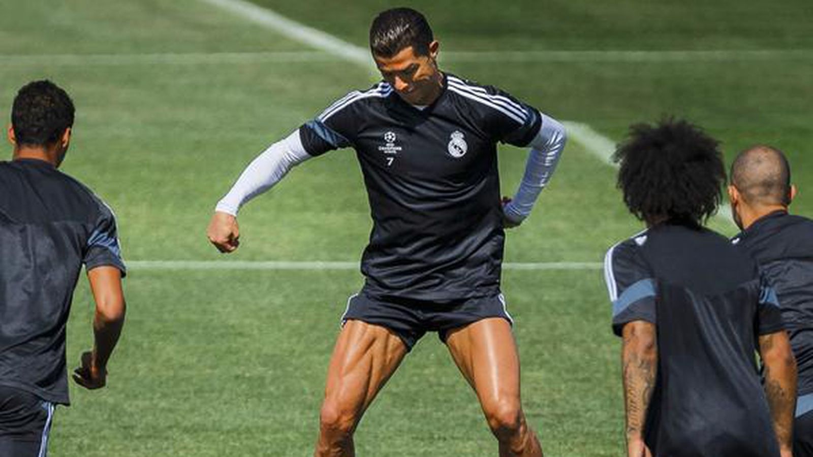 bao hiem cua sao bong da anh 6