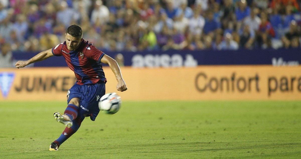 ronaldo kem xa messi anh 6