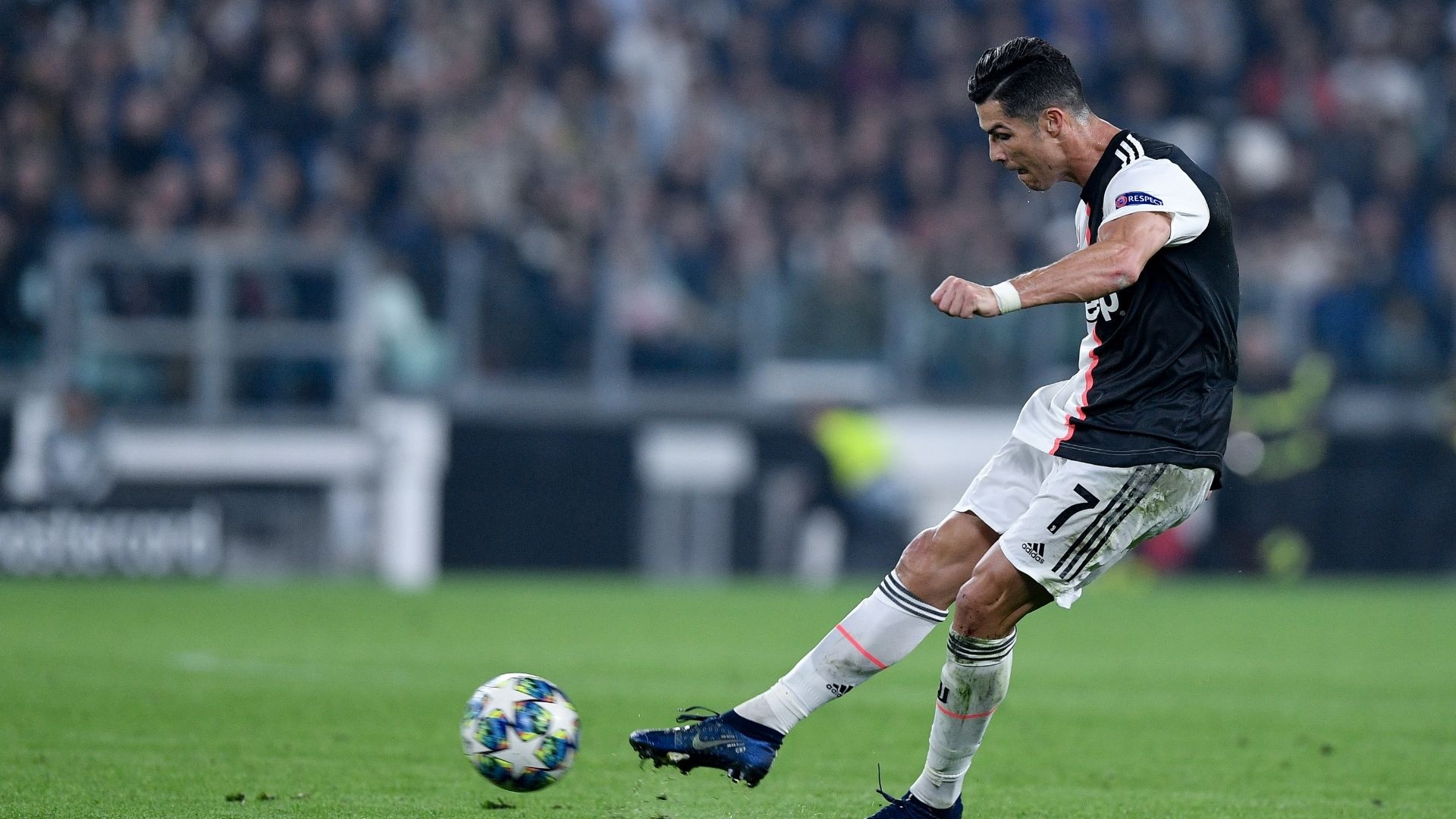 ronaldo kem xa messi anh 8