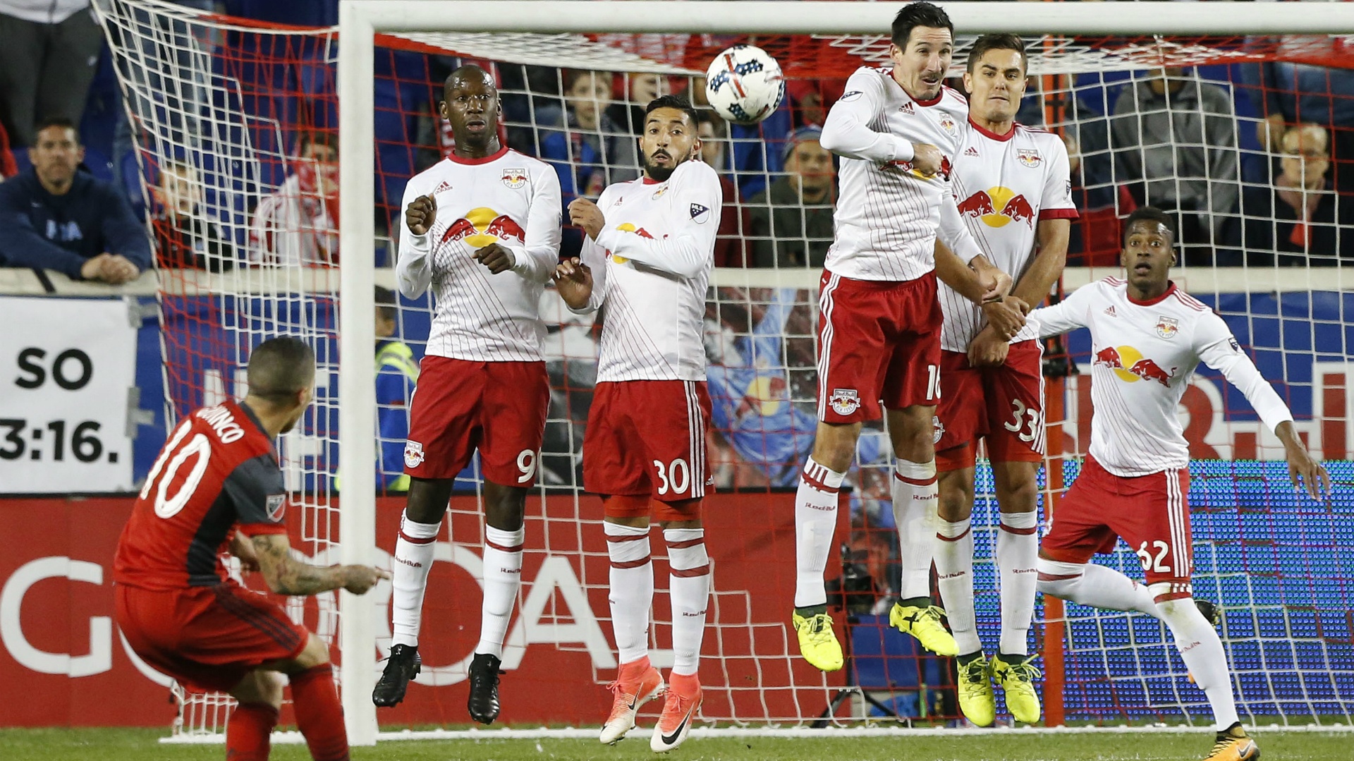 ronaldo kem xa messi anh 3