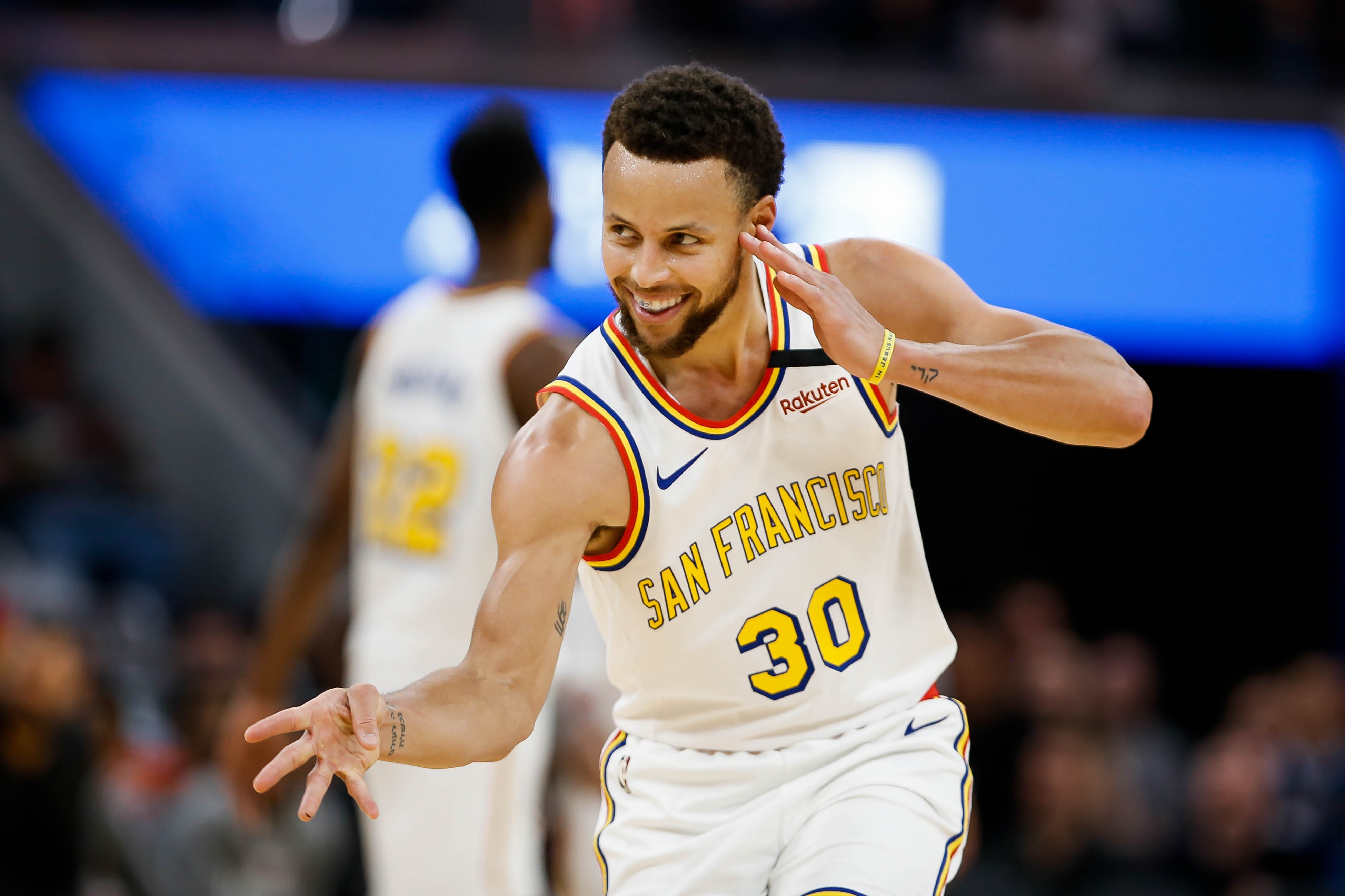 Stephen Curry, LeBron James va nhung cau thu huong luong cao nhat NBA hinh anh