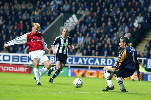 Bergkamp va ban thang ma thuat vao luoi Newcastle hinh anh