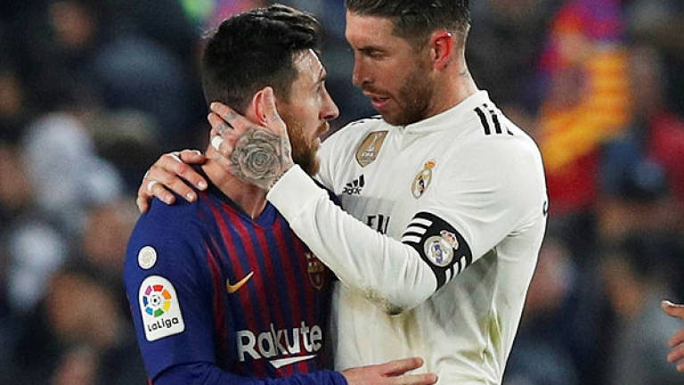 Cac cau thu Barca, Real ganh chung mon no hinh anh