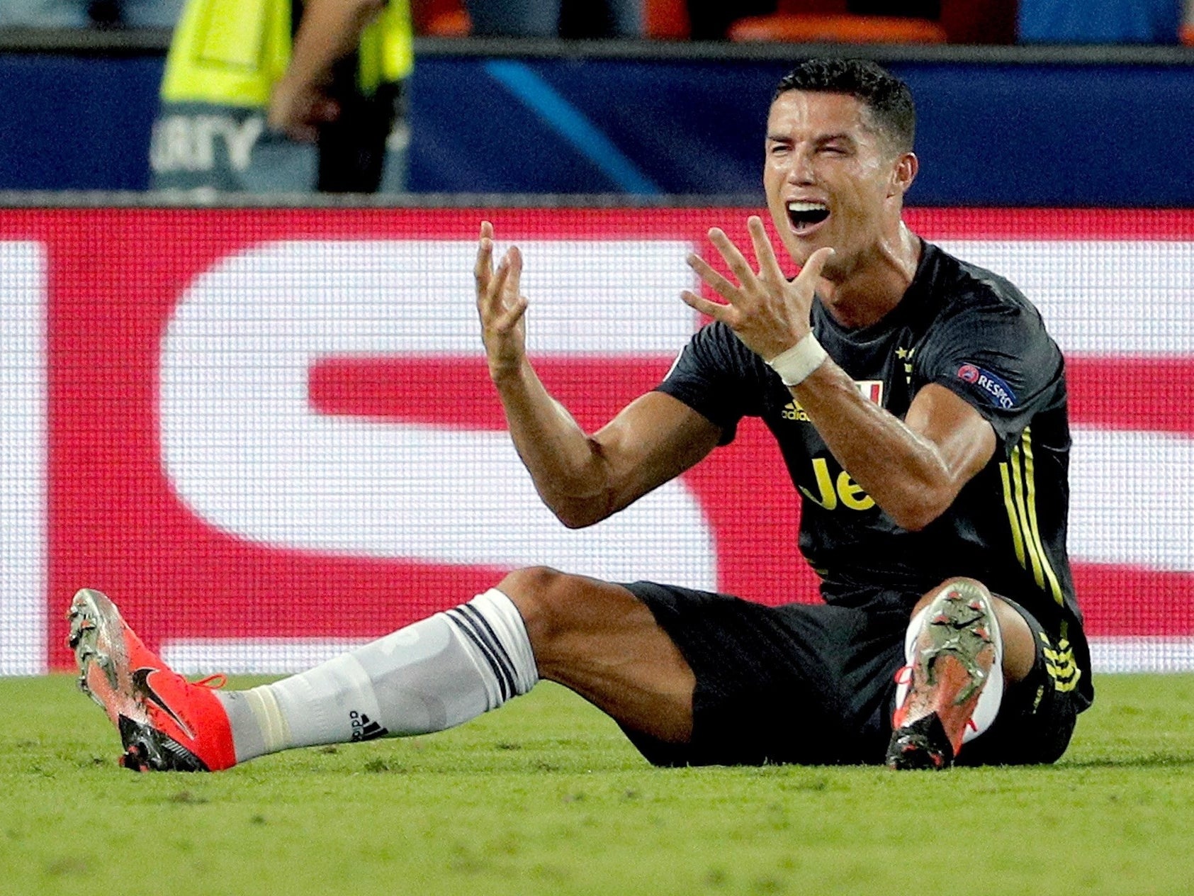 Ronaldo vo hai khi dung truoc cham da phat o Juventus hinh anh